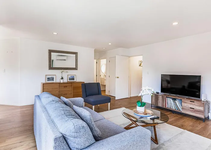 Private And Sunny 3-Bedroom Home With Parking